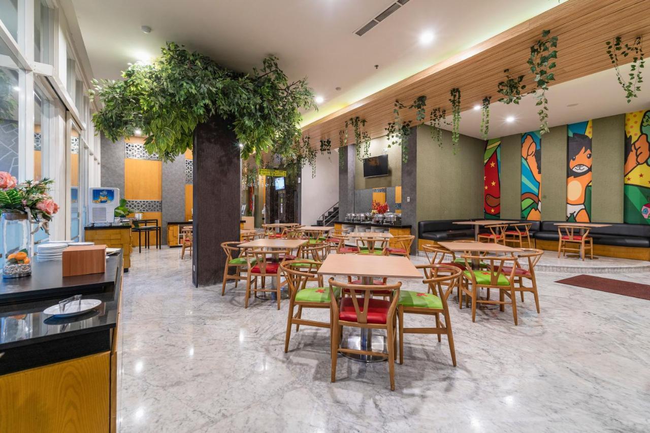 Ascent Hotel & Cafe Malang Exteriér fotografie